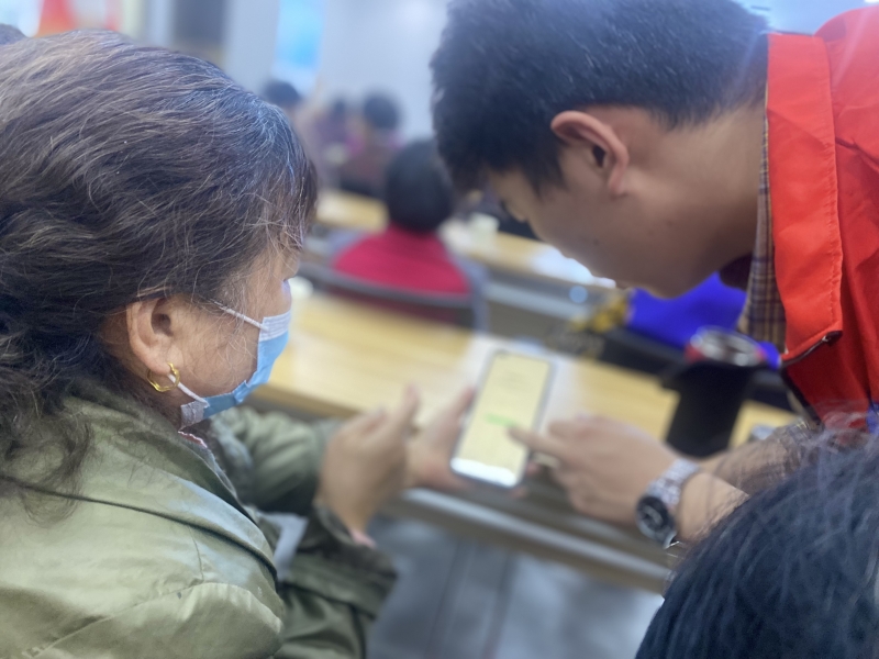 图3志愿者指导奶奶申领电子医保卡.jpg