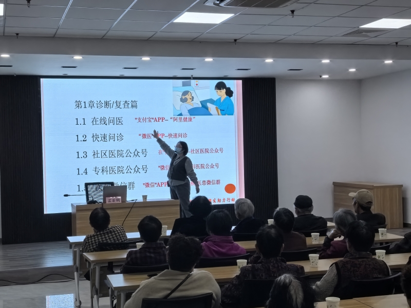 图2孟老师在给长者讲课.jpg